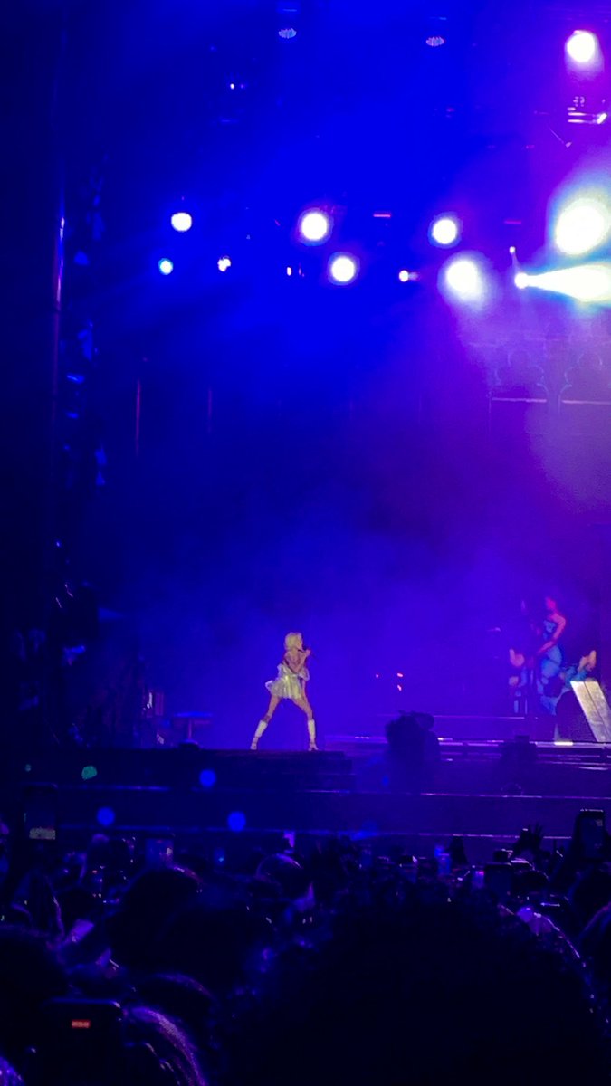 EuMatego's tweet photo. Fotos que eu tirei da Halsey no Rock in Rio https://t.co/WdFB4Ebb6r