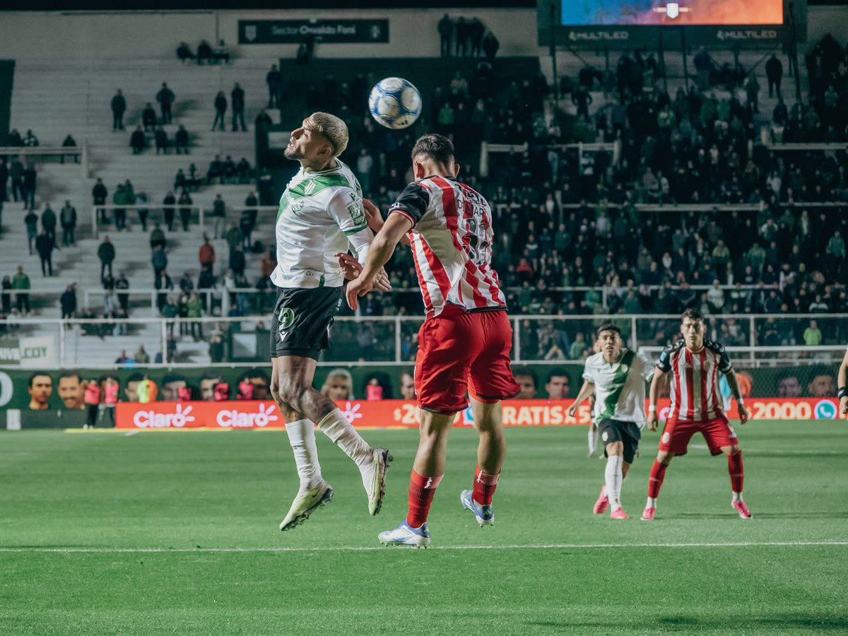 maticolombo_'s tweet photo. #Banfield 🇳🇬 Muy flojo partido del equipo. Hoy estaba obligado a ganar e hizo poco para ello.

No está sumando en el torneo y demuestra poca idea para buscar los partidos. Además cada vez que lo atacan es un peligro constante. Termino mejor Barracas en el partido y con más chances. Inaceptable lo que se mostró hoy.

El árbitro todo el 2T cobró las chiquitas para Barracas. No es excusa pero te meten la mano en el bolsillo como si nada y uno debe callarse…

La pelota por el aire, nadie la pone en el piso y cuando se intenta jugar no hay tal opciones. Muy corto de ideas y de propuestas, hace rato.

Se viene Gimnasia en una cancha donde siempre se complicó. Sumar ya es más una necesidad, por este año y por el que viene.