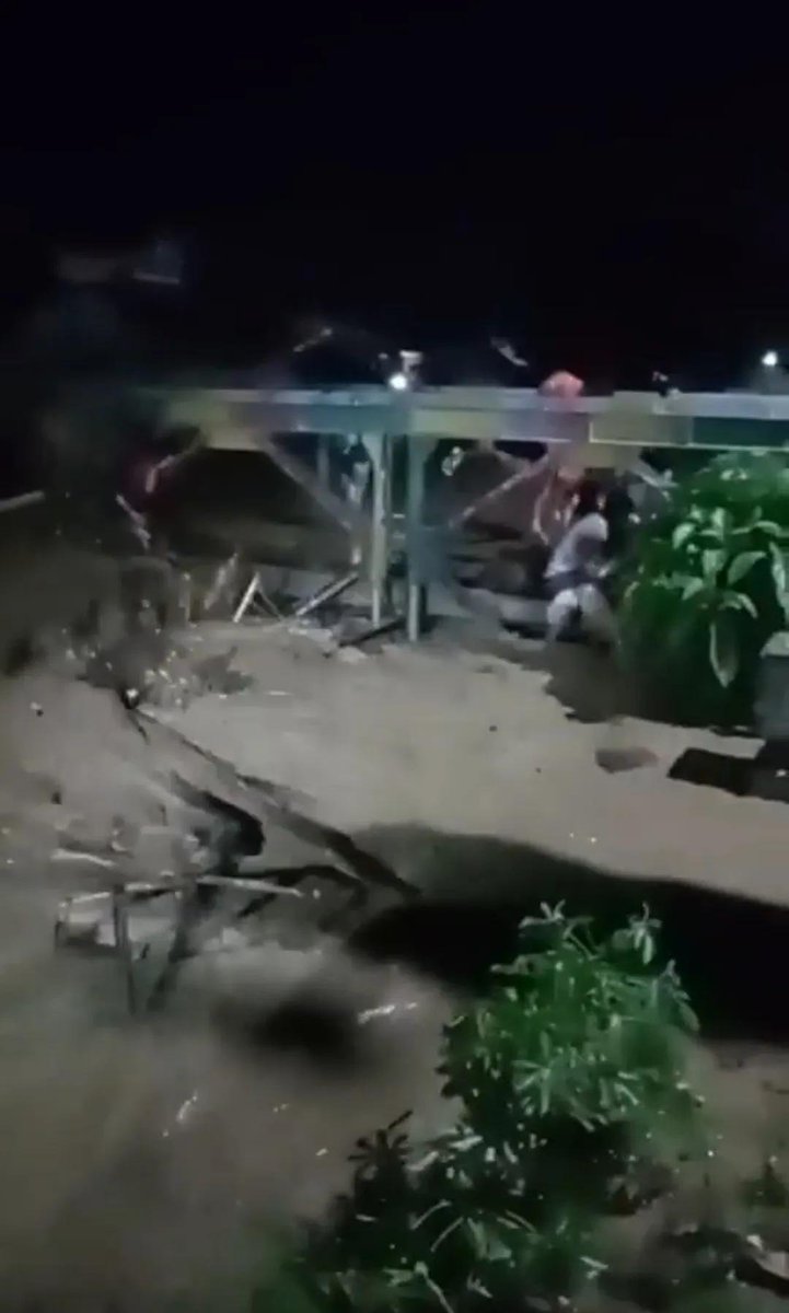 serabutannn's tweet photo. PRAY FOR ACEH!
Setelah banyaknya kasus karhutla yg menimpa berbagai daerah di Indonesia, tak lupa juga dg Aceh yg kwmbali diterpa banjir bandang dan longsor selama bbrp hari terkahir. Berikut adalah bbrp dokumentasi yg diambil 2 hari terkahir di  daerah Aceh Tenggara

Setelah 1 tahun, Aceh blm benar" pulih 🥀🥀🥀