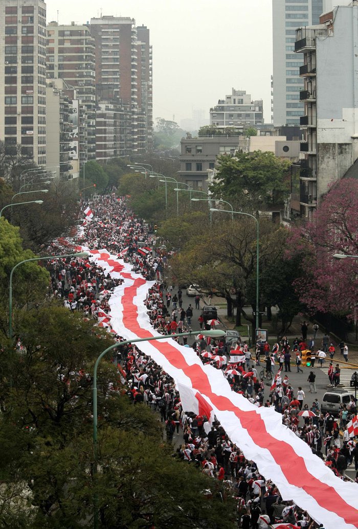 cris__ese's tweet photo. Sinceramente me da mucha risa como algunos dicen River como si no fuese el club que en el peor momento de su historia hizo la bandera más larga del mundo y vendió más entradas que el boca campeón 

El movimiento popular más grande y la hinchada más fiel del mundo https://t.co/WNoMXtrQOe