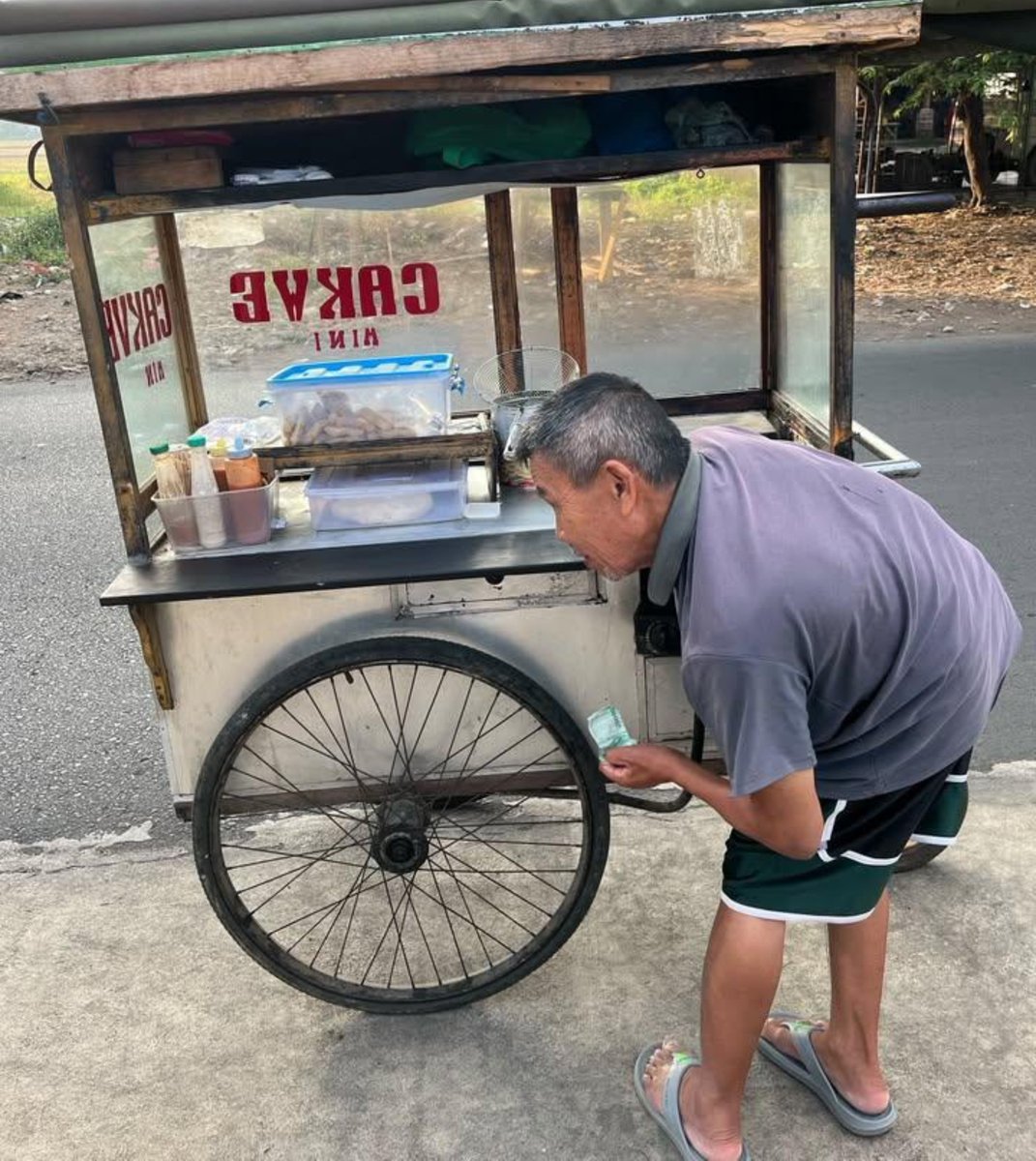 LiaAfri03881071's tweet photo. Wargaaa larisin cakwe abah yuu umur 60 an masih getoll cari nafkah🥹🥹 cakwenya enakkk
📍sekitar jalan batara, depan sdit attaufiq
cc alsyahllma https://t.co/jOrEoa58ms