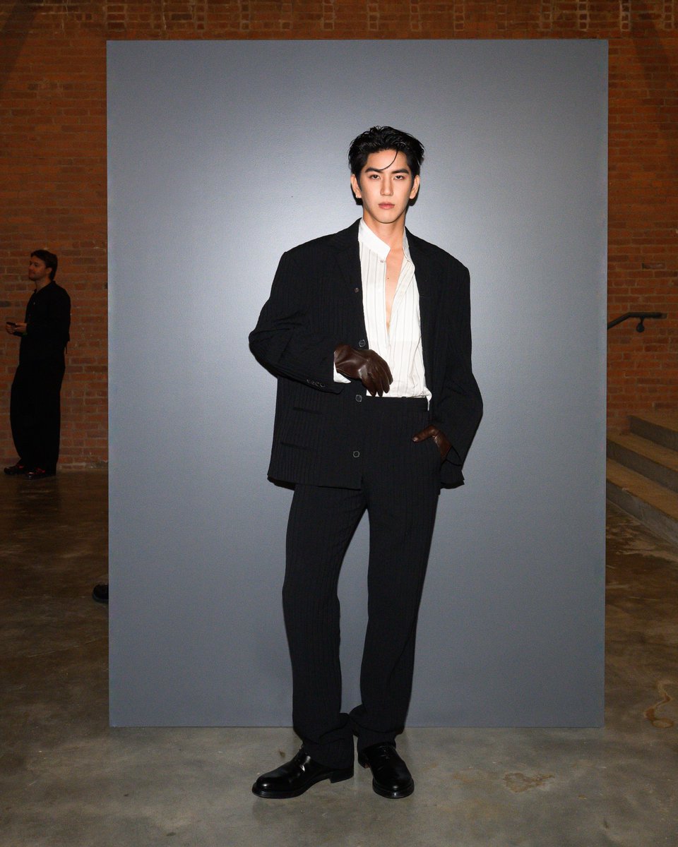 TripleclickTH's tweet photo. `#หลิงหลิงคอง –#โทมัส–#ซีทวินันท์ สามนักแสดงไทย บินลัดฟ้าร่วมฟรอนต์โรว์ Calvin Klein Collection Spring 2027 ที่มหานครนิวยอร์ก

LINGLING APAC FACE OF CK
#CalvinKleinSS27xLINGLING
#Linglingkwong

THOMAS IN NYFW WITH CK
#CalvinKleinSP27xTHOMAS
#tthomastc

SEA TAWINAN CALVINKLEIN SS27
#CALVINKLEINXSEA
#sea_tawinan

#CALVINKLEINSS27
#CALVINKLEIN
หลิงหลิง คอง, โทมัส ธีร์ทัศน์ จึงมณีรัตน์ และซี ทวินันท์ อนุกูลประเสริฐ สามนักแสดงจากประเทศไทย เข้าร่วมชม��Calvin Klein Collection Spring 2027 Runway Show ณ Terminal Warehouse มหานครนิวยอร์ก โดยทั้งสามปรากฏตัวในลุคจาก Calvin Klein Collection และนับเป็นครั้งแรกที่ได้เข้าร่วมชมแฟชั่นโชว์ของแบรนด์

สำหรับโชว์ครั้งนี้ Calvin Klein, Inc. นำเสนอคอลเลกชัน Spring 2027 ภายใต้การสร้างสรรค์ของครีเอทีฟไดเรกเตอร์ Veronica Leoni สานต่อสไตล์มินิมอลแบบอเมริกันอันเป็นเอกลักษณ์ของแบรนด์ ผ่านการนำเสื้อผ้าชิ้นเบสิกอย่างเสื้อโค้ท เสื้อเชิ้ต สูท กางเกง กระโปร��ทรงสอบ และเดรสสายเดี่ยว มาปรับสัดส่วนให้ดูเพรียวยาวและเน้นช่วงเอวมากขึ้น
คอลเลกชันโดดเด่นด้วยงานตัดเย็บที่บางเบา คมชัด และสวมใส่สบาย ผสมผสานวัสดุอย่างผ้าเดนิม หนัง หนังกลั��ฉลุลาย และรายละเอียดที่ได้แรงบันดาลใจจากชุดชั้นใน โดยใช้สีขาวและดำเป็นโทนหลัก ตัดด้วยสีแดง สีเหลือง และสีน้ำเงิน รวมถึงลายตารางที่อ้างอิงจากสไตล์การแต่งตัวของศิลปินชาวอเมริกัน Georgia O’Keeffe
ด้านแอ็กเซสซอรีเน้นดีไซน์ที่ใช้งานได้จริง ตั้งแต่ที่คาดผมโลหะ ผ้าพันคอทรงปลายแหลม ไปจนถึงกระเป๋าขนาดใหญ่ ทั้งทรงเรียบ กระเป๋าหนังนุ่มทิ้งตัว และกระเป๋าทรงสามเหลี่ยมที��พับขึ้นในสไตล์โอริกามิ
บรรยากาศภายใน Terminal Warehouse อาคารโกดังอิฐเก่าแก่ซึ่งสร้างขึ้นในปี 1891 โดดเด่นด้วยประติมากรรมตั้งพื้น 3 ชิ้นของ Walter De Maria ที่จัดวางตลอดแนวรันเวย์ พร้อมเพลงประกอบโ��ย Kid Harpoon ซึ่งได้ Laurie Anderson และ Solange มาร่วมสร้างสรรค์
ภายในงานยังคับคั่งไปด้วยคนดังจากหลากหลายวงการ อาทิ ROSALÍA, Teyana Taylor, Tate McRae, Sadie Sink, Solange, Emily Ratajkowski, Pamela Anderson, Gemma Chan, Katie Holmes, St. Vincent, Iris Law, Lila Moss และ Misty Copeland ร่วมด้วยสามตัวแทนจากประเทศไทยอย่าง หลิงหลิง โทมัส และซี ที่ร่วมเป็นส่วนหนึ่งของแฟชั่นโชว์ครั้งสำคัญในมหานครนิวยอร์กครั้งนี้