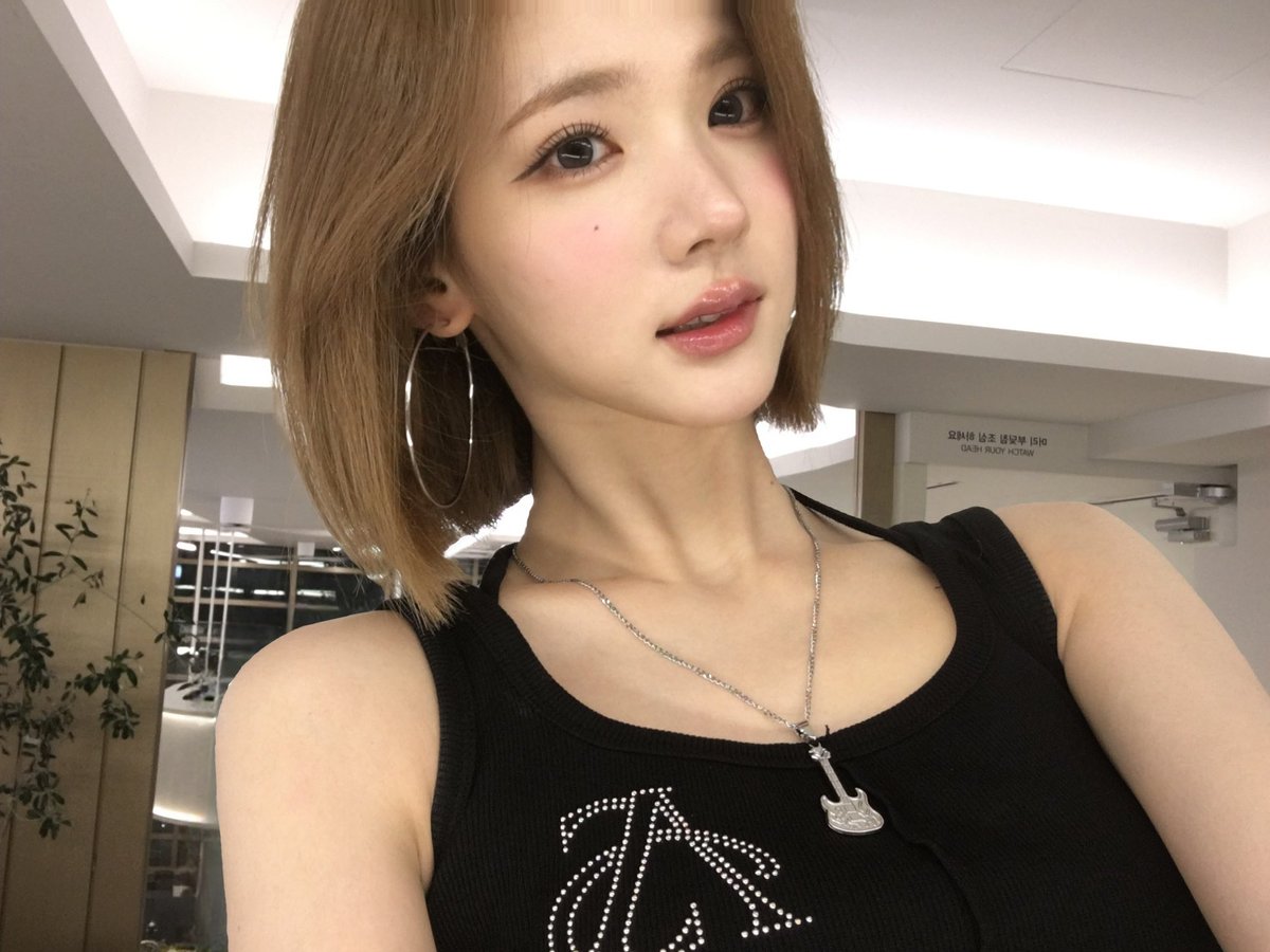 cdoijiwoo's tweet photo. Even when I was a little nervous, seeing everyone enjoying the performance made me forget about it right away. I kept thinking about how lucky I am to experience moments like this. Thank you for making today feel so special. https://t.co/3He0EiPxzZ