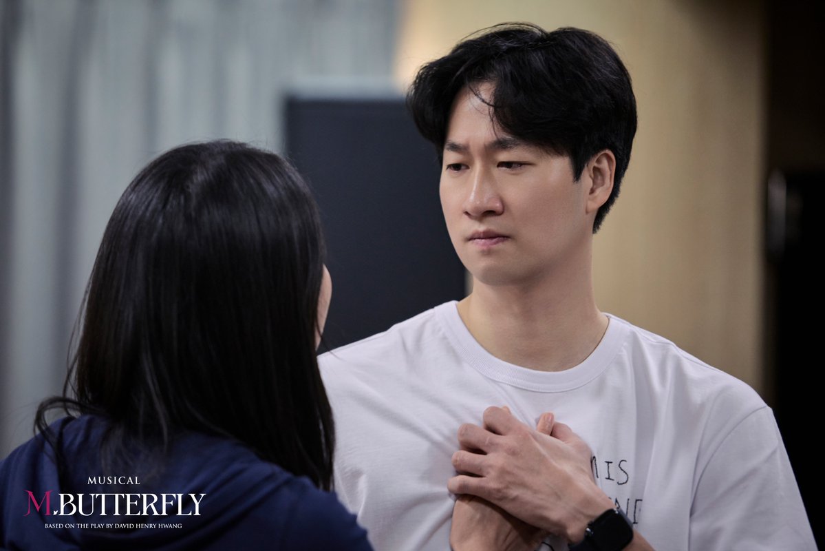 thebestplays's tweet photo. #뮤지컬 #엠버터플라이

뮤지컬 <엠. 버터플라이>
연습 사진 공개 (1/5) 🦋 

-
26.9.22.-12.13.
YES24스테이지 1관 https://t.co/clfZLQgOcI