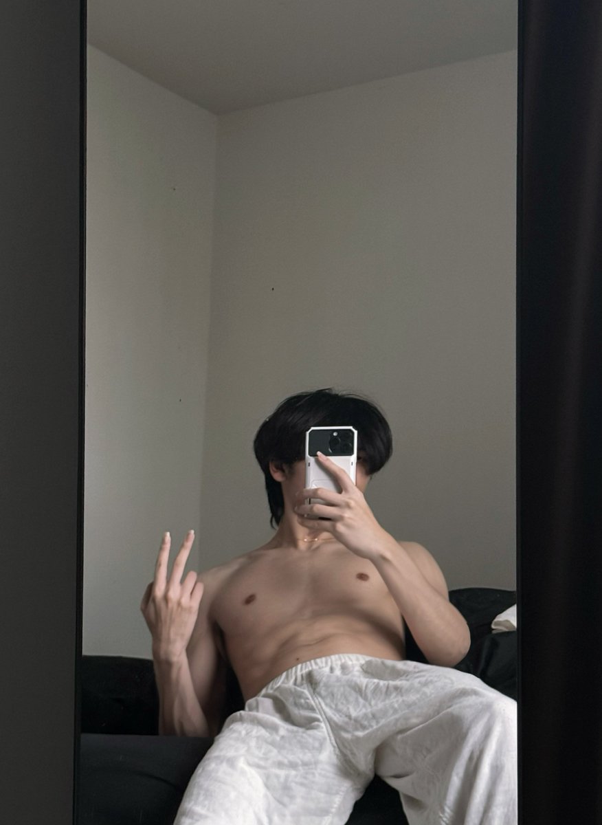 soseemond_'s tweet photo. Me in public.              .      Me in my room https://t.co/nOfBGtS5br