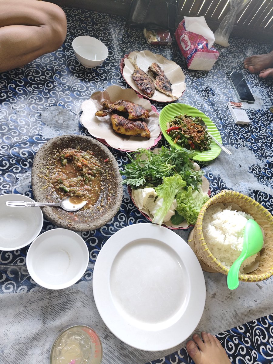MochReinjinio's tweet photo. Makan siang dengan view gunung karang 😍wahh mantappp🤤cuaca lagi bagus ✨ https://t.co/218SKJGQkk