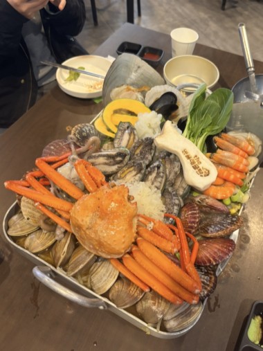 TSU_Kokusai's tweet photo. 243.模範生賞の受賞、そして家族や友人と巡る韓国の魅力（K.M.さんより）

2月の後半に期末テストがありました。前回の中間テストではリスニングがあまりよくなかったので、今回はリスニングの勉強に力を入れました。単語に加えて教科書のリスニングを繰り返し聞きました。1回目はなにも見ずに���いて、2回目は文を見ながら聞いて、最後にもう一度聞くという風にしました。その結果、中間よりも点数が伸びたのはもちろん、今回のテストの中でも一番良い点を取ることができてうれしかったです。

他の科目も中間よりも点数が伸びたものが多くうれしかったです。特にマラギ（スピーキング）のテストは先生に発音を褒めてもらうことができ、それまで一番苦手意識があったので少し自信がつきました。授業中や日常生活でも間違えてもいいからもう少し自信を持って話すということを意識していきたいです。

今学期を振り返ってみて、中級1になってから単語のレベルが高くなったので前学期よりも予習・復習をしっかりやるようになったことが、テストの時の助けになったと思います。そして一番うれしかったことは模範生賞をもらうことが���きたことです。両親に伝えたらとても喜んでくれて、次も頑張ろうというモチベーションになりました。

中級2はもっと難しくなると思うので、予習・復習を欠かさずやるようにしていきたいです。3月はずっと休みですが、4月にはTOPIKも受けるので今まで習った韓国語を忘れないように、遊ぶだけでなく勉強もしっかりするようにしたいです。
大切な人々を迎えた充実の時間
冬学期が終わり、1か月間の休みがありました。日本から友達や家族が来てくれたおかげで暇にならずとても楽しい時間を過ごすことができました。
友達とは、聖水や弘大でかわいいカフェに行ったり、買い物をしたりしました。友達が韓国の街並みを新鮮そうに見ている姿を見て、私も来たばかりの頃はそうだったなと懐かしい気持ちになったのと同時に、もう見慣れてしまうほど時間が過ぎたことに不思議な気持ちになりました。

https://t.co/ULN8i8lDK4

＃東京成徳大学　＃国際学部　＃留学通信　＃慶煕大学