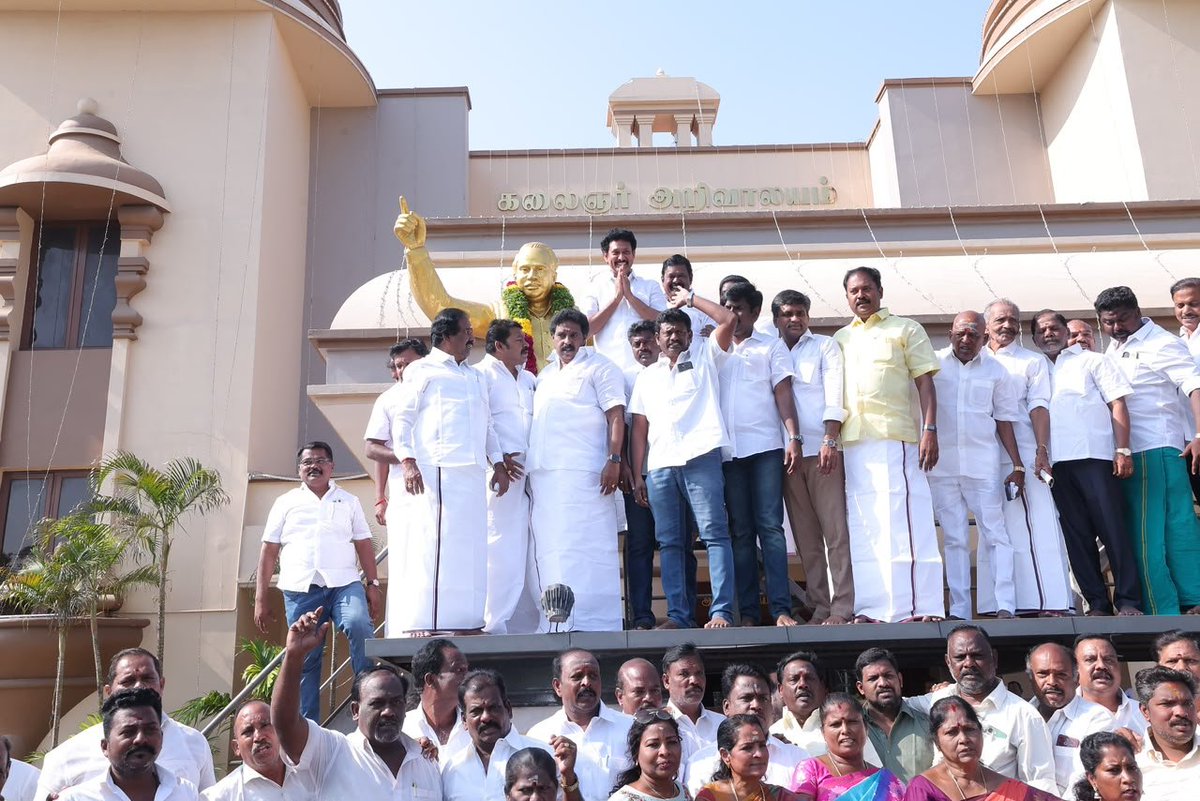 Anbil_Mahesh's tweet photo. திராவிட முன்னேற்றக் கழகம் எனும் நம் உயிரணைய இயக்கத்தை உருவாக்கி, அயராத பணிகளால் தமிழ்நாட்டின் கொள்கை முகமாக மாறிய #பேரறிஞர்_அண்ணா அவர்களின் பிறந்தநாளையொட்டி திருச்சி கலைஞர் அறிவாலயத்தில் உள்ள திருவுருவச் சிலைக்கு மாலை அணிவித்து மரியாதை செலுத்தினோம்.

#RememberingAnna #CNAisOurDNA https://t.co/b6G4xo2DZL