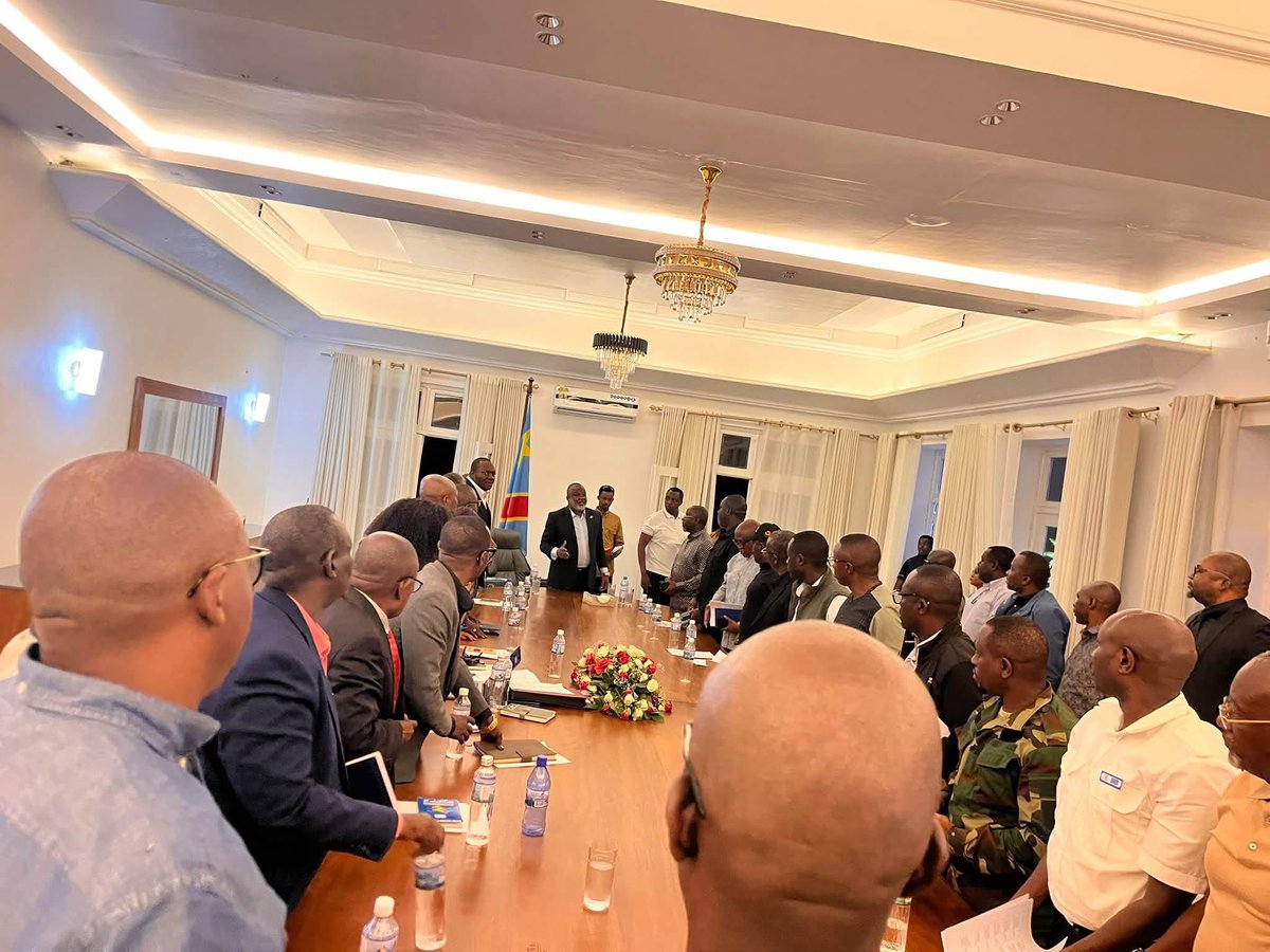 kivunewstoday's tweet photo. 🚨🇨🇩 #RDC-#BUKAVU : l’AFC_M23 réunit un Conseil de sécurité élargi après les incendies meurtriers
Le coordonnateur politique de l’AFC/M23, #Corneille #Nangaa, accompagné notamment de #Bertrand #Bisimwa et du gouverneur du Sud-Kivu, Patrick Busu #Bwa #Ngwi #Nshombo, a présidé ce lundi 14 septembre à Bukavu une réunion élargie du Conseil de sécurité consacrée à la prévention des incendies.
Autorités administratives et urbaines, responsables de l’ARC et de la Police révolutionnaire congolaise, services de sécurité, #DGM, #SNEL, #REGIDESO et services techniques ont participé aux échanges.
Les discussions ont porté sur les facteurs aggravants des incendies : constructions anarchiques, promiscuité, absence de voies d’accès, raccordements électriques non conformes, installations solaires mal sécurisées et insuffisance des moyens d’intervention.
Parmi les recommandations : réhabiliter les équipements anti-incendie, renforcer les capacités des services de secours, mettre en place un système d’alerte accessible, cartographier les zones à risque et préserver les voies d’accès.
Une attention particulière sera accordée aux établissements scolaires, avec une évaluation de leurs dispositifs de sécurité, des mécanismes d’évacuation et des campagnes de sensibilisation aux premiers secours et à la prévention des incendies.
La #SNEL et les services techniques sont également appelés à renforcer le contrôle des raccordements électriques frauduleux ou non conformes et à mieux encadrer les installations de panneaux solaires.
Cette réunion intervient alors que la ville #Bukavu reste profondément marquée par les incendies meurtriers de ces derniers jours, qui ont fait plusieurs victimes, notamment parmi les enfants.
#RDC #Bukavu #SudKivu #AFCM23 #Incendies #Sécurité #Prévention #ProtectionCivile #CorneilleNangaa #PatrickBusuBwaNgwi #BertrandBisimwa
🎥: Shaby Kazungu
