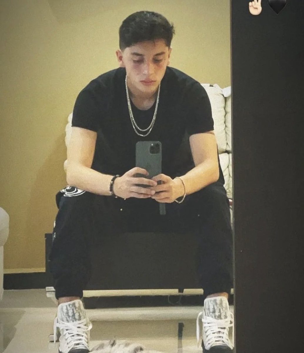 sunflwr1345's tweet photo. Podemos decir que acabo de encontrar de las mejores fotos antiguas de Jordan? NO MAMEN se ve bien guapo el wey 🫦 https://t.co/Y70twThwny