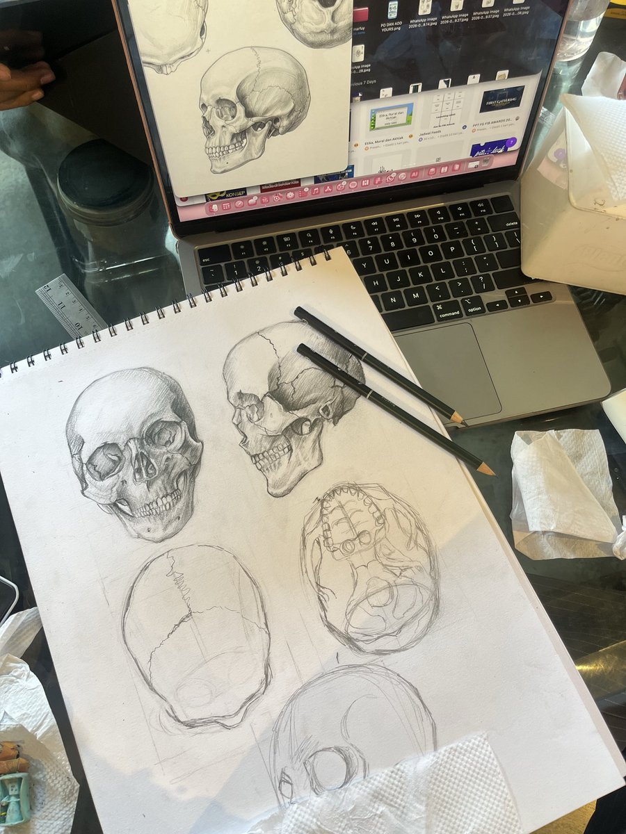 marvozz's tweet photo. the art and the artist 🎨🖌️

ini adalah matkul anatomi manusia yoawr yg ada di ub smst 3 

agk sdikit mninggal😃💀 https://t.co/ptdqZjIOBB