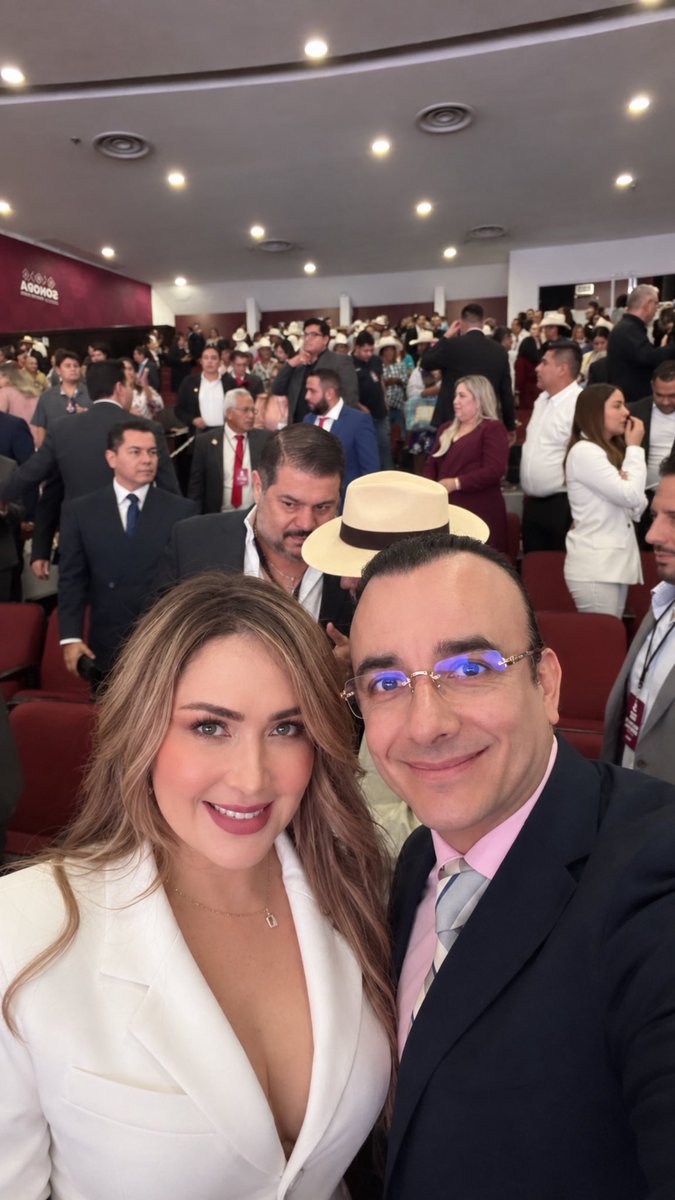 katthyaaa's tweet photo. Tuve el gusto de saludar a mi amigo @elalbertomedina y recordar aquellos tiempos en los que ambos éramos reporteros.
Qué bonito es reencontrarse con amigos, ver que seguimos haciendo lo que nos apasiona y celebrar los éxitos que la vida trae. 
Luis Alberto, ¿ya me quieres otra vez? 😂jajajaja💖🙌
¡Abrazo!🫂