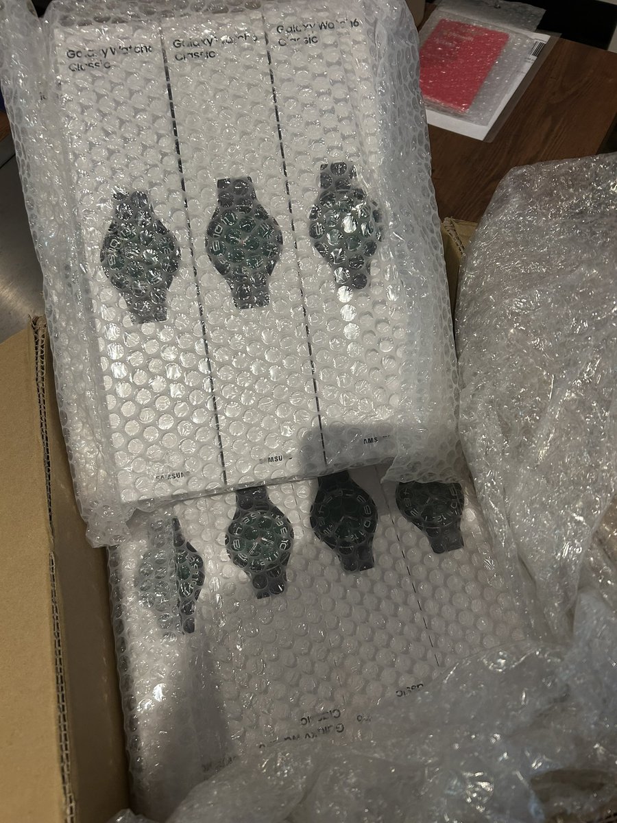 buddhaoroshi's tweet photo. GalaxyWatch

本日配送中😆

これ、一台
一万円近く利益でます

#Amazon
#国内物販
#卸し売り　します
#Galaxy https://t.co/4KsMipEFqu