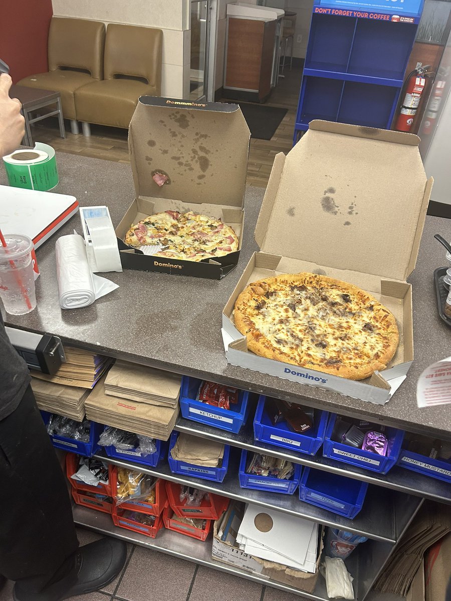 1xshvenom's tweet photo. wtf some random guy pulled up to the window and gave us free dominos https://t.co/J5xDfEXKFL
