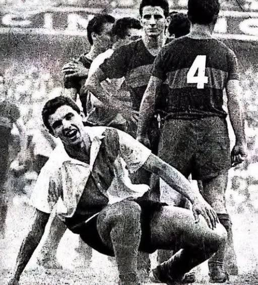 PEREYRALINO's tweet photo. Boca vs River 1962
40 minutos del st. Penal para River por foul de Carmelo Simeone (4) sobre Artime en el suelo. No sabe Luis que se avecina uno de los despojos mas escandalosos de la historia del superclásico. Roma atajó el penal 3 metros adelantado. https://t.co/TNMiXwbwph