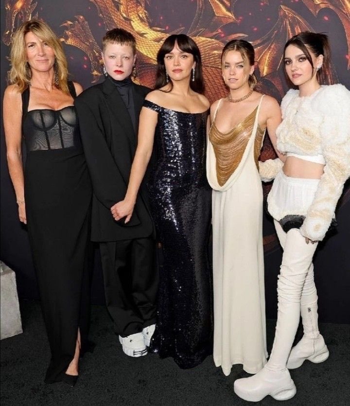 Lumaaw's tweet photo. acho graça que qualquer foto com mulher …emma nem encosta direito mas as com a olivia é mão na cintura ou segurando a mão rsrsrr https://t.co/PAtOhNcECl