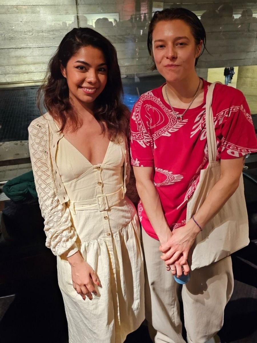 Lumaaw's tweet photo. acho graça que qualquer foto com mulher …emma nem encosta direito mas as com a olivia é mão na cintura ou segurando a mão rsrsrr https://t.co/PAtOhNcECl