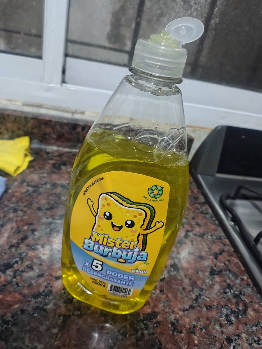FRevivido48990's tweet photo. Mi mujer llena los envases de detergente en el laburo. https://t.co/UVtDt33LiP