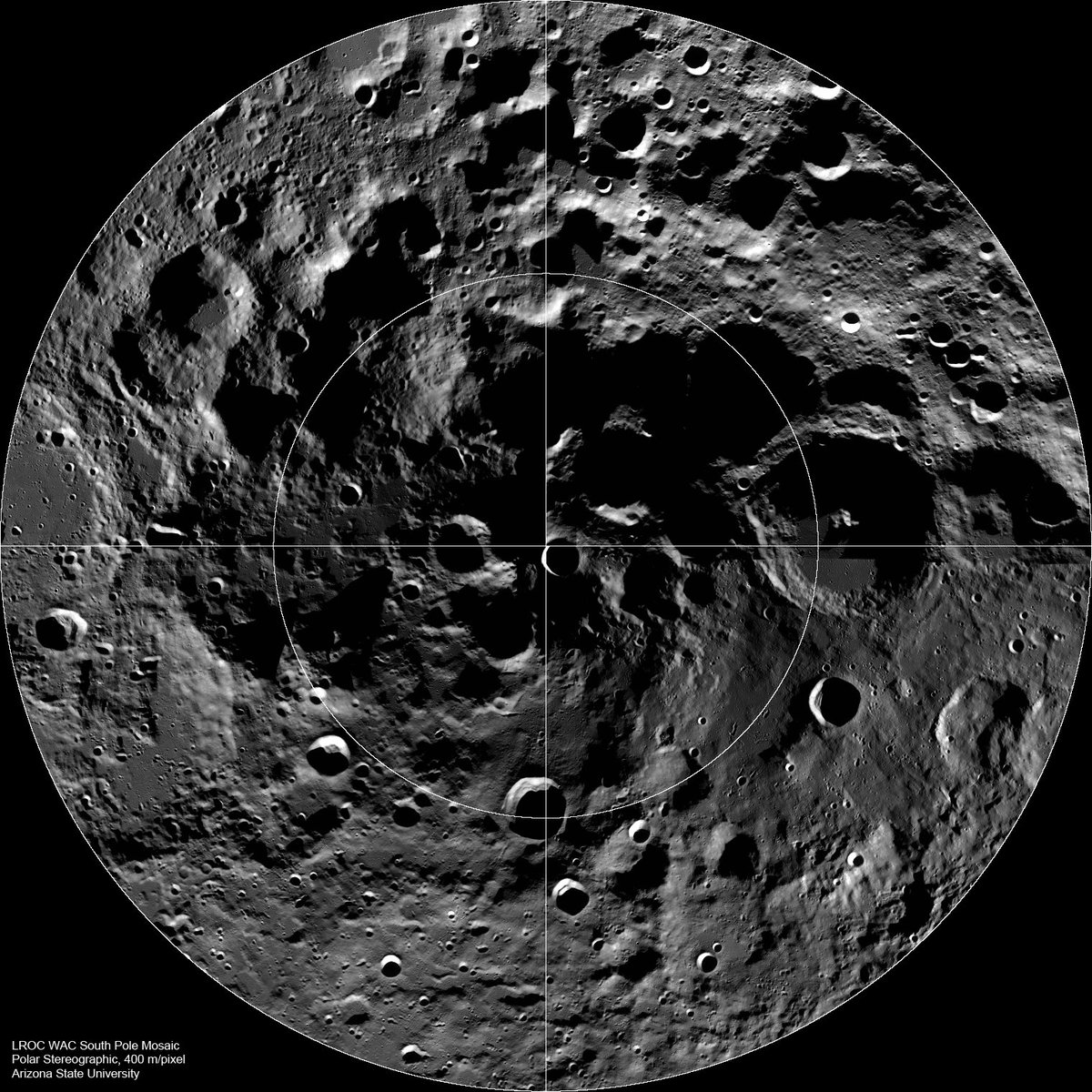 NASA_es's tweet photo. El Polo Sur de la Luna es uno de los entornos más hostiles que la humanidad se ha propuesto explorar. Entonces, ¿por qué ir hasta allí? 

Porque queremos aprender a vivir y trabajar en la superficie lunar. Cada conocimiento que adquiramos allí preparará a la humanidad para su próximo destino.