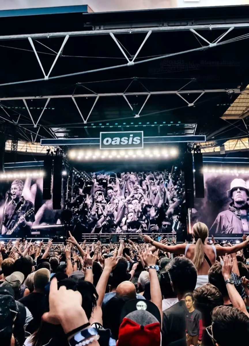 sar_quella's tweet photo. yeay dd akhirnya bisa ke konser oasis🥳🥳 https://t.co/ea9dXy6hTD