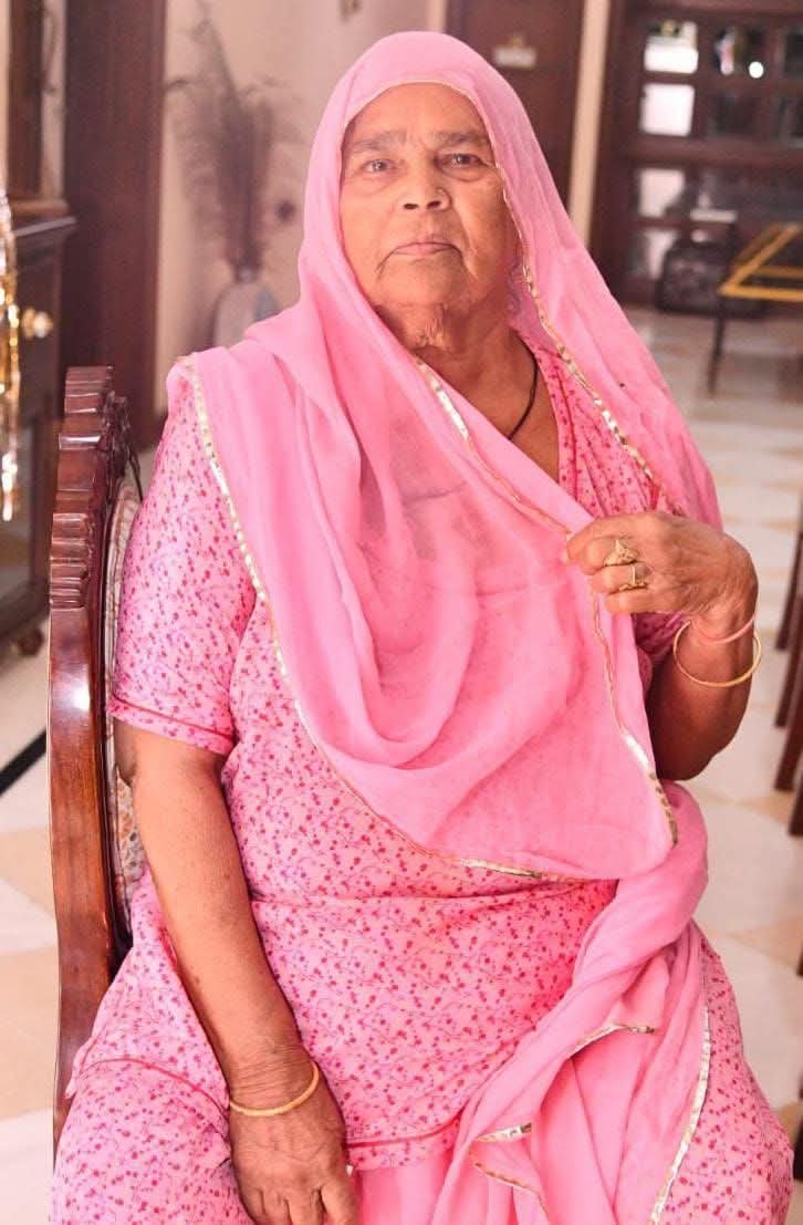 SunitaBainsla's tweet photo. हिंडोली विधायक भाई श्री अशोक चांदना जी की  माताजी श्रीमती सोहनी देवी जी के निधन पर सादर श्रद्धांजलि अर्पित करती हूं। 

ईश्वर दिवंगत आत्मा को अपने श्रीचरणों में स्थान प्रदा�� करें एवं शोकाकुल परिवार को इस अपार दुःख को सहन करने की शक्ति दें.!!
ॐ शांति.!!
@AshokChandnaINC https://t.co/kTa9RpCfQ2