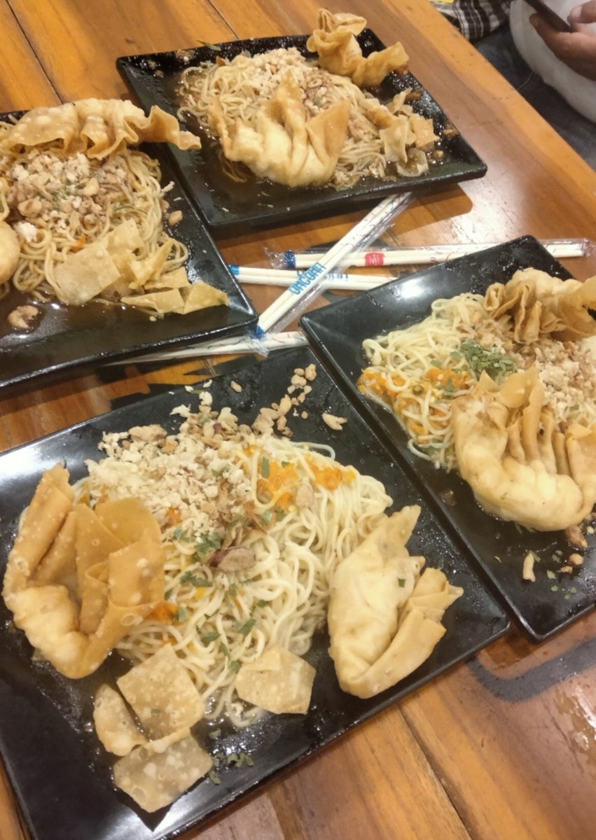 inhalyer's tweet photo. Makan mie gacoan aja...kalian klo mkn gacoan level brp? https://t.co/SnXM18GFYK