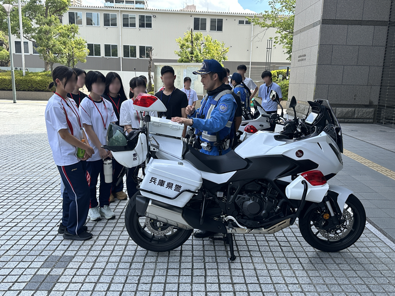 Hyogo_Police's tweet photo. 【イベント開催結果　警察官採用センター】
７・８月に高校生対象職業体験を開催しました！白バイ、パトカーの乗車体験、制服着用体験などを行いました！開催状況の詳細はホームページをご覧ください！

職業体験(高校生対象)
https://t.co/OsZR4vPhbz
#警察官 #兵庫県警察 #採用 #就活 #高校生 https://t.co/uNDAhxjqkS