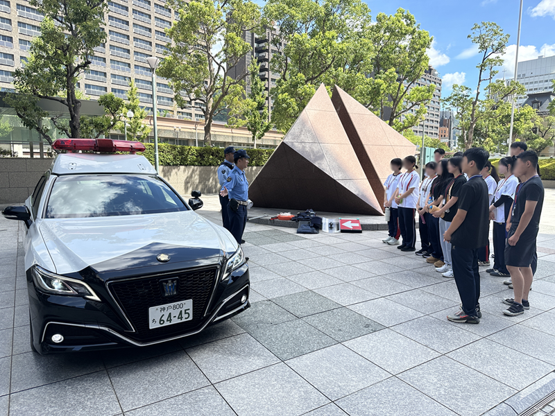 Hyogo_Police's tweet photo. 【イベント開催結果　警察官採用センター】
７・８月に高校生対象職業体験を開催しました！白バイ、パトカーの乗車体験、制服着用体験などを行いました！開催状況の詳細はホームページをご覧ください！

職業体験(高校生対象)
https://t.co/OsZR4vPhbz
#警察官 #兵庫県警察 #採用 #就活 #高校生 https://t.co/uNDAhxjqkS