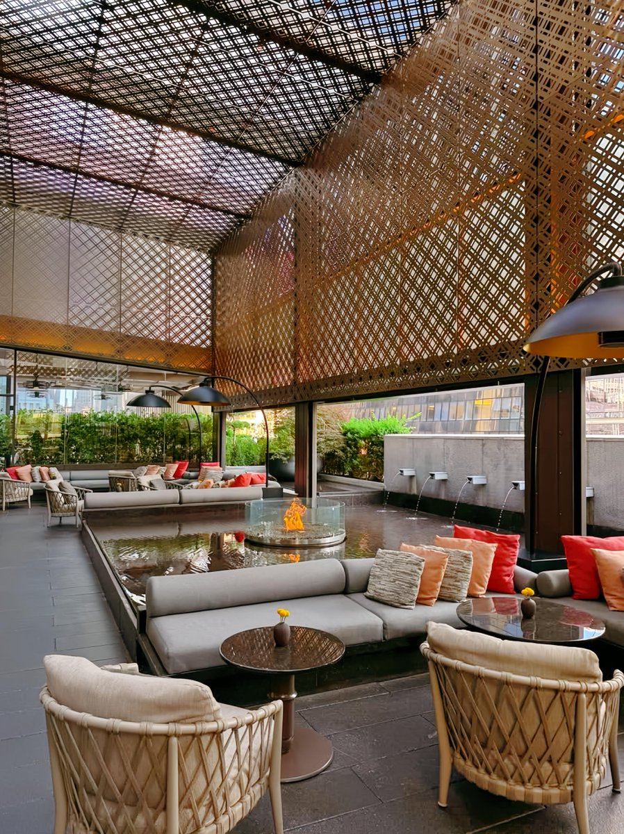 gimyeon33294555's tweet photo. Chic patio lounge with a cozy fire feature and water fountains. Pure urban oasis vibes. https://t.co/pfE7WQaavg