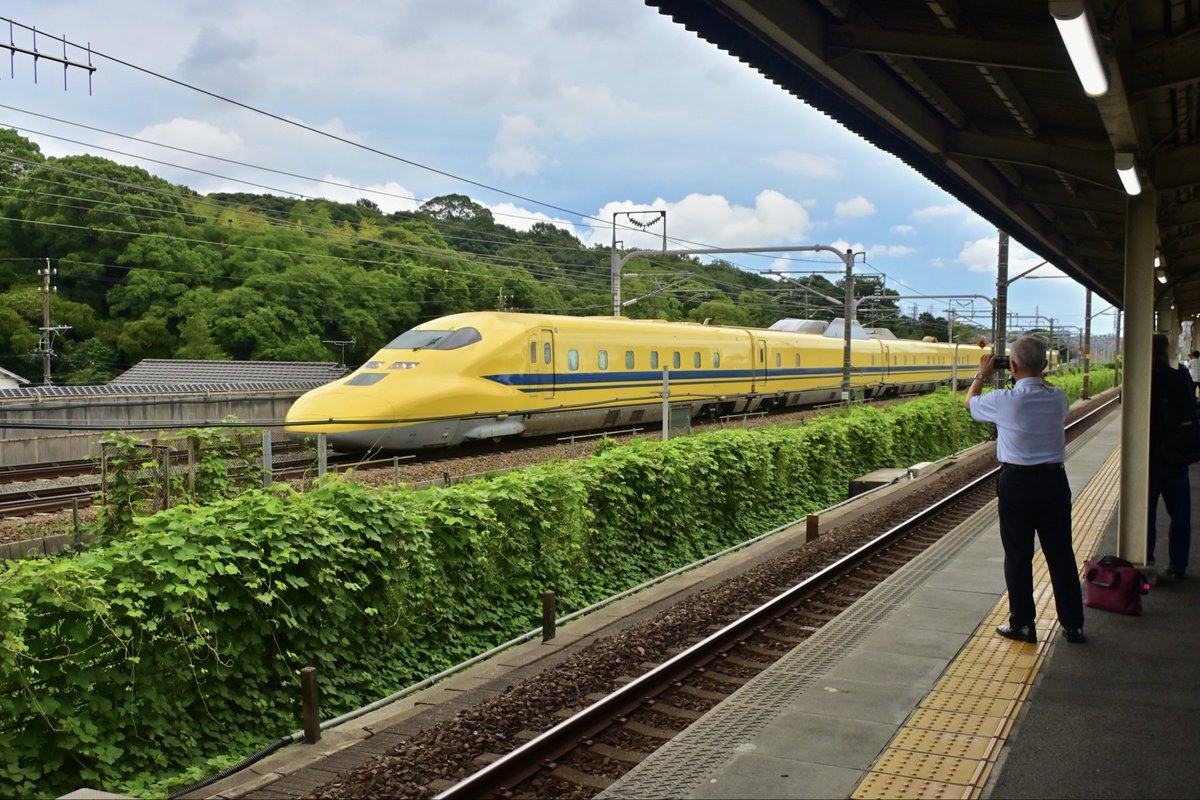 T45k0318's tweet photo. 今日の大高のドクターイエロー。

　前の爺さんよ、小さな子供じゃないのだから、列車が来る直前に前にフラフラと前に踏み出して来ないで欲しい。

　列車に被っちゃったじゃないか。点字ブロックから踏み出しているよ。

#ドクターイエロー https://t.co/aH58FJ250T
