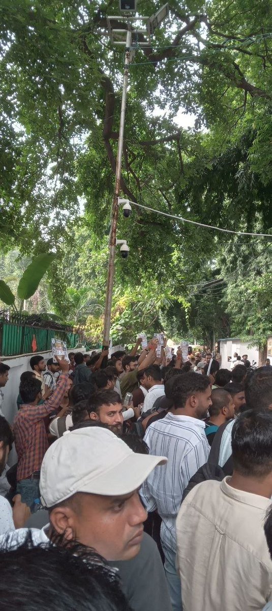 ram1110k's tweet photo. #WAITING_LIST_IN_UPSSSC_EXAMS

क्या up के उपमुख्यमंत्री के वचन का कोई मोल नही है?
25 अगस्त को waiting list शासनादेश का आश्वासन मिला था।
शासनादेश नही मिला
आज फिर से छात्र अपनी बात रखने पहुंचे है 
@myogiadityanath @brajeshpathakup @TheLucknowExp @ndtv @ZeeNews @ABPNews @ANINewsUP https://t.co/Kbnc8P3sJT