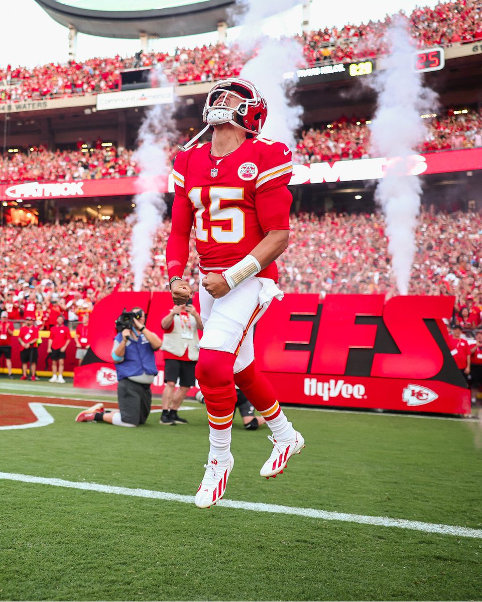 ChiefsPics's tweet photo. KC @Chiefs awesome evening of 🏈 https://t.co/gNznVz3vom