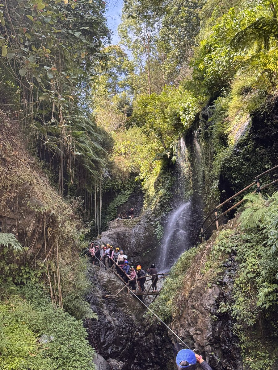 GakPakeKancut's tweet photo. Ketika km pengen nyurug, tp musim kemarau + weekend :’) 

Ekspektasi.                Realita https://t.co/yMoJ3IrfmL