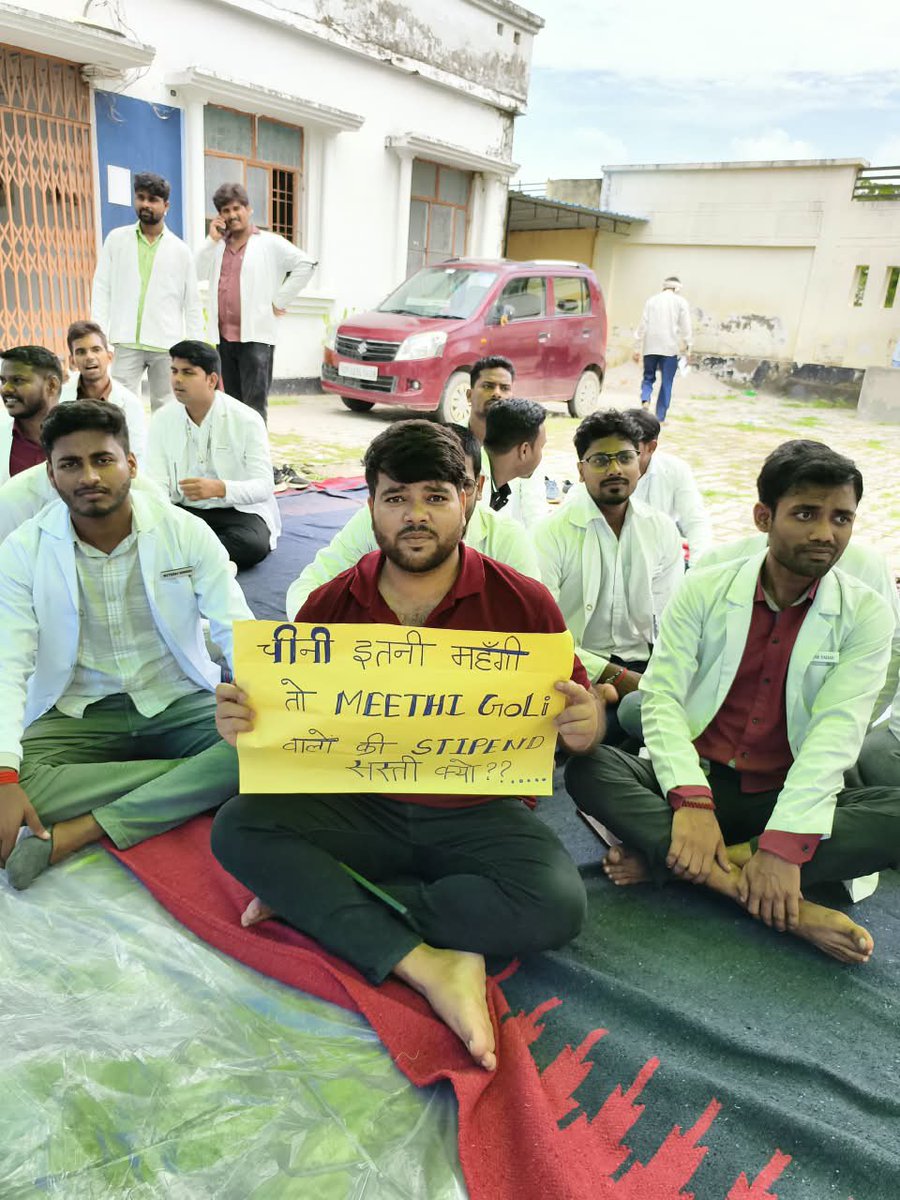 VishalD03423380's tweet photo. AYUSH students in UP deserve justice. ₹7,500 is a 15-year-old stipend. We ask for no favour—only a fair and dignified ₹25,000 stipend.

@ayushupdept @dayalugurubjp @SureshKKhanna @CMOfficeUP @upayushdept @brajeshpathakup

#25kforAYUSH #hikeAYUSHstipend #AYUSHInternsUP https://t.co/LcoMEXi8o4