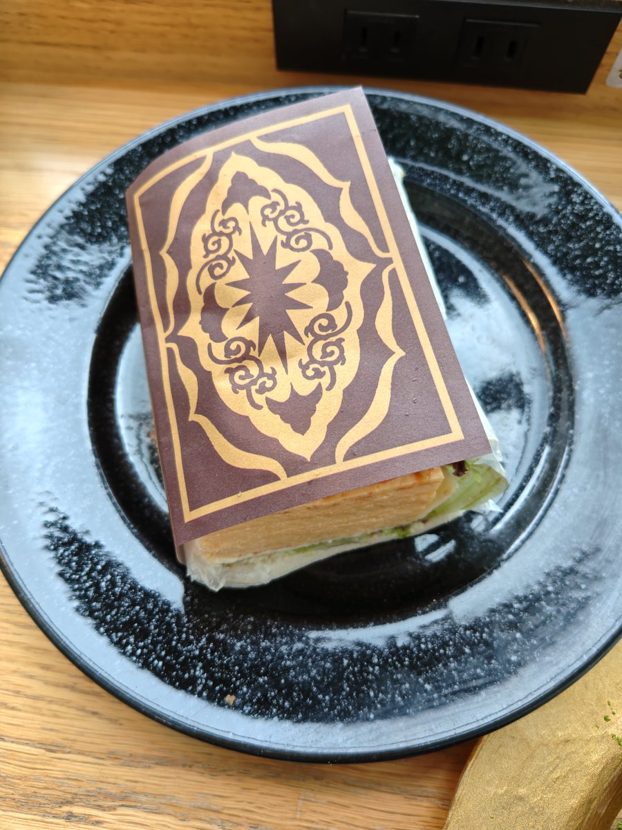 sun_baza's tweet photo. 数年前までコラボカフェに通ってましたが、アニメは年ぶり。
「天幕のジャードゥーガルコラボカフェ」です。
お金は作品に費やせる時に費やさないと！！！ https://t.co/ES2SEttg1o
