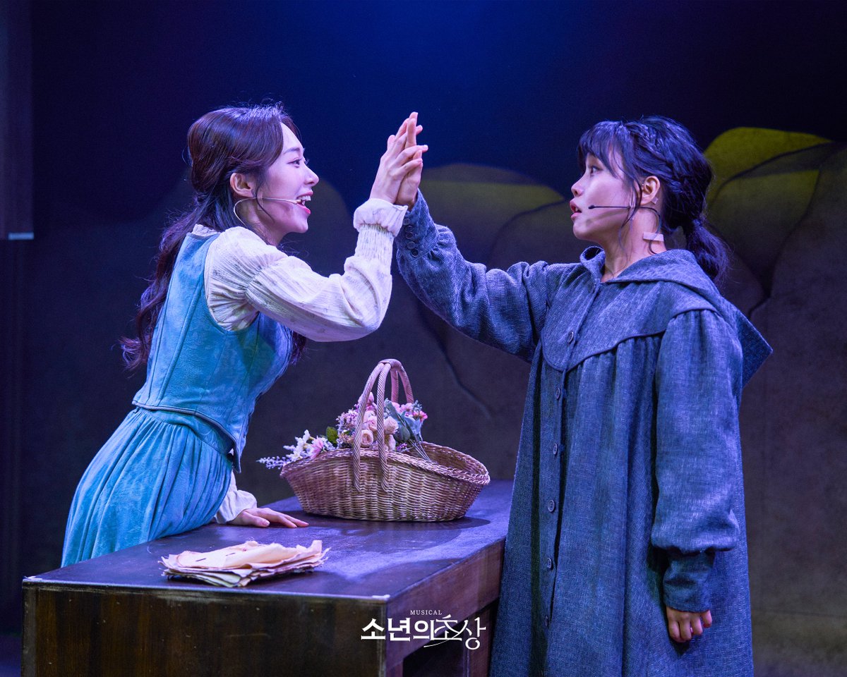 rnbtheatre_kr's tweet photo. [뮤지컬 #소년의초상] 🎨💐

📷 공연 사진 공개 
#그날의약속

"근데 웃고 있는 네가 좋았어."

2026.07.28 - 10.18
대학로 TOM 2관 https://t.co/CgUao11A8z