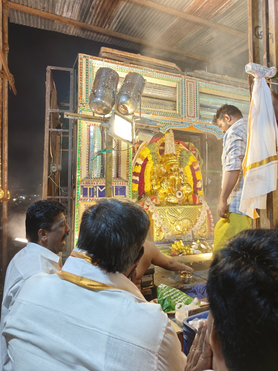 VenkatesanTVK's tweet photo. சேலம் கிழக்கு மாவட்டம், ஆத்தூர் நகரம், ஸ்ரீ வெள்ளை பிள்ளையார் கோவில் சார்பில் விநாயகர் சதுர்த்தியை முன்னிட்டு பிரதிஷ்டை செய்யப்பட்டுள்ள விநாயகர் சிலைக்கு கழகத் தோழர்களுடன் சாமி தரிசனம் செய்தோம். https://t.co/C3bVudh0bV