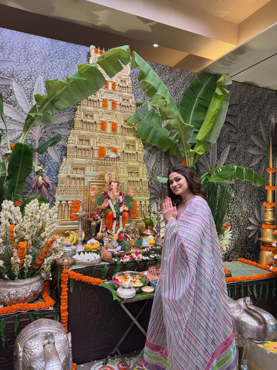 IMREAL_HERO's tweet photo. Ganesh Chaturthi Special 🐘🧿

#ShamitaShetty #GaneshChaturthi https://t.co/ZEoYYbBSon