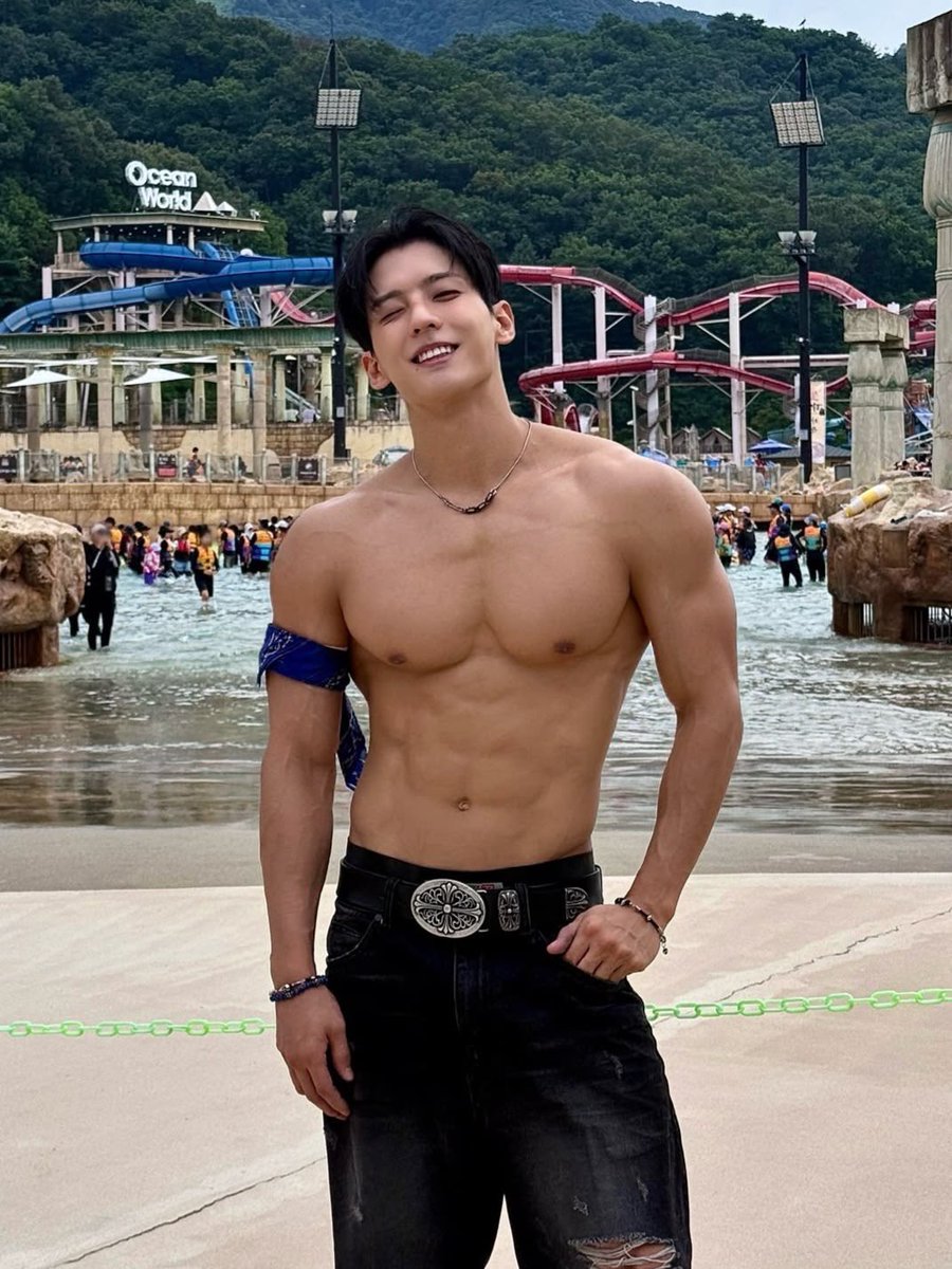 kimtteee's tweet photo. masih ga bisa move on dari king water bomb 🥵🤤 https://t.co/f808LoFpP0