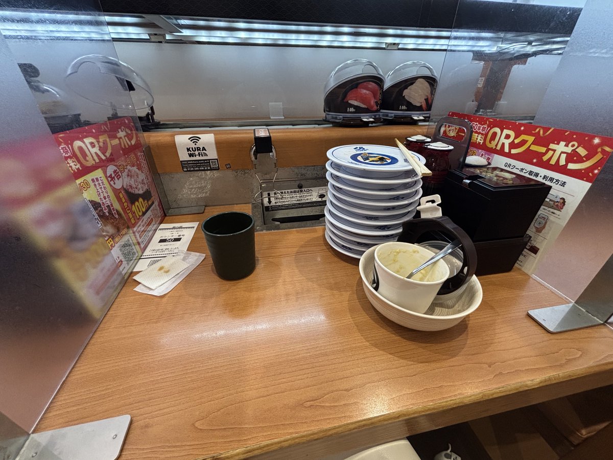 Yuuuri_pic's tweet photo. 暴食DAY。
今日のお昼ご飯はくら10皿と一蘭🍜
完飲した写真撮るの忘れた。 https://t.co/4pLwe3cQ1p