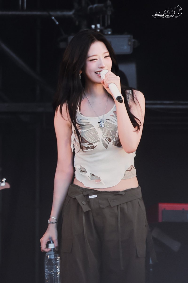 unnie_hi's tweet photo. 옷이 너덜너덜한 귀여운 아이 1주년 https://t.co/NQ6TLjRxJ4