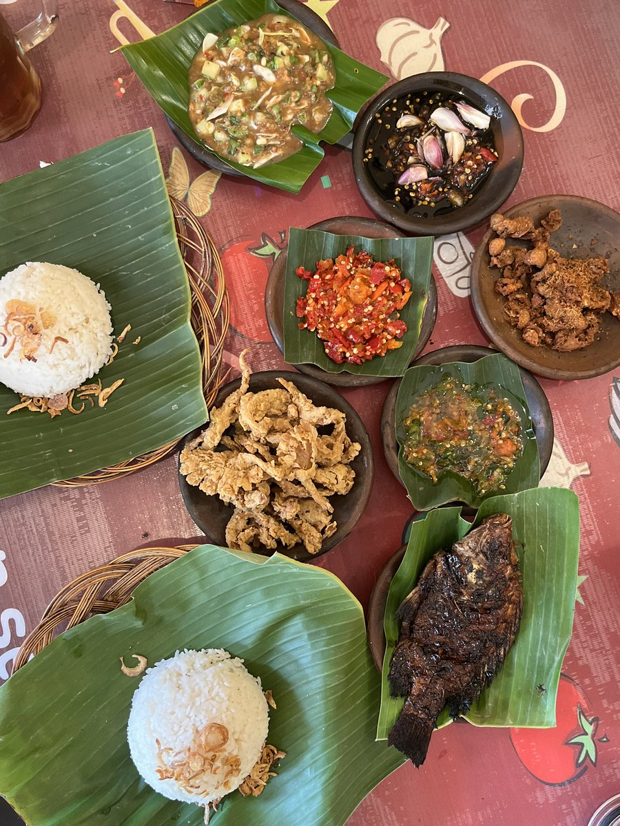 KulineRain's tweet photo. Masih jadi tempat makan favorit di Bogor yang harganya engga bikin kaget. 
Spesial Sambel 

Nasi + lauk + sambal + minum cuma 
Rp 70.000an ribu utk berdua 👌

Met makan siang all https://t.co/HT6HNjyQwS