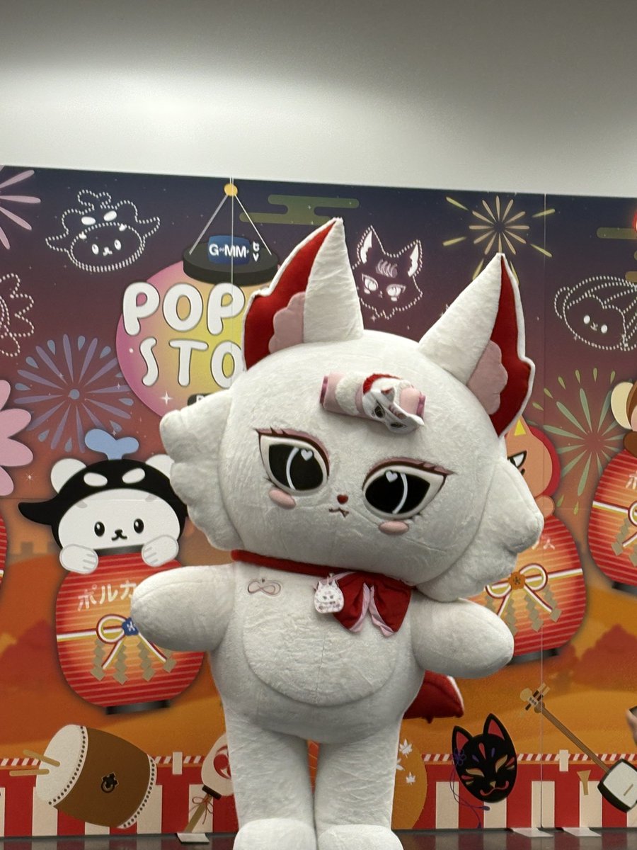 _yukiis's tweet photo. หลงว่ะ ดูดิ ไปมาลาไหว้ ก้มหัวเคารพ โบกมือบายๆ โพสเริ่ดๆ ขายของเก่งด้วย เฮ้อออ น่ารักขนาดนี้ มาให้เจอบ่อยๆได้มั้ย

#JEWEL #GMMTVPOPUPSTOREINFUKUOKA2026 https://t.co/59FAnLq7mF