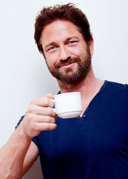 OchoPlanos's tweet photo. Buenos días.
#GerardButler #FelizMartes https://t.co/s8PojJyq3o