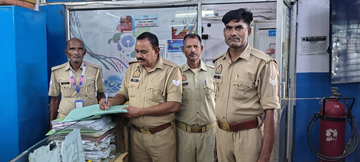 budaunpolice's tweet photo. #SSP @budaunpolice के निर्देशन में अपराध/अपराधियों पर नियंत्रण के दृष्टिगत #थाना_अलापुर पुलिस द्वारा #बैंक_चेकिंग अभियान चलाकर बैंक/एटीएम तथा आस-पास संदिग्ध व्यक्ति/वाहनों की चेकिंग की गई, बैंक सुरक्षा ड्यूटी पर लगे सुरक्षाकर्मियों को आवश्यक दिशा-निर्देश दिये। https://t.co/pFNrBVQrbC