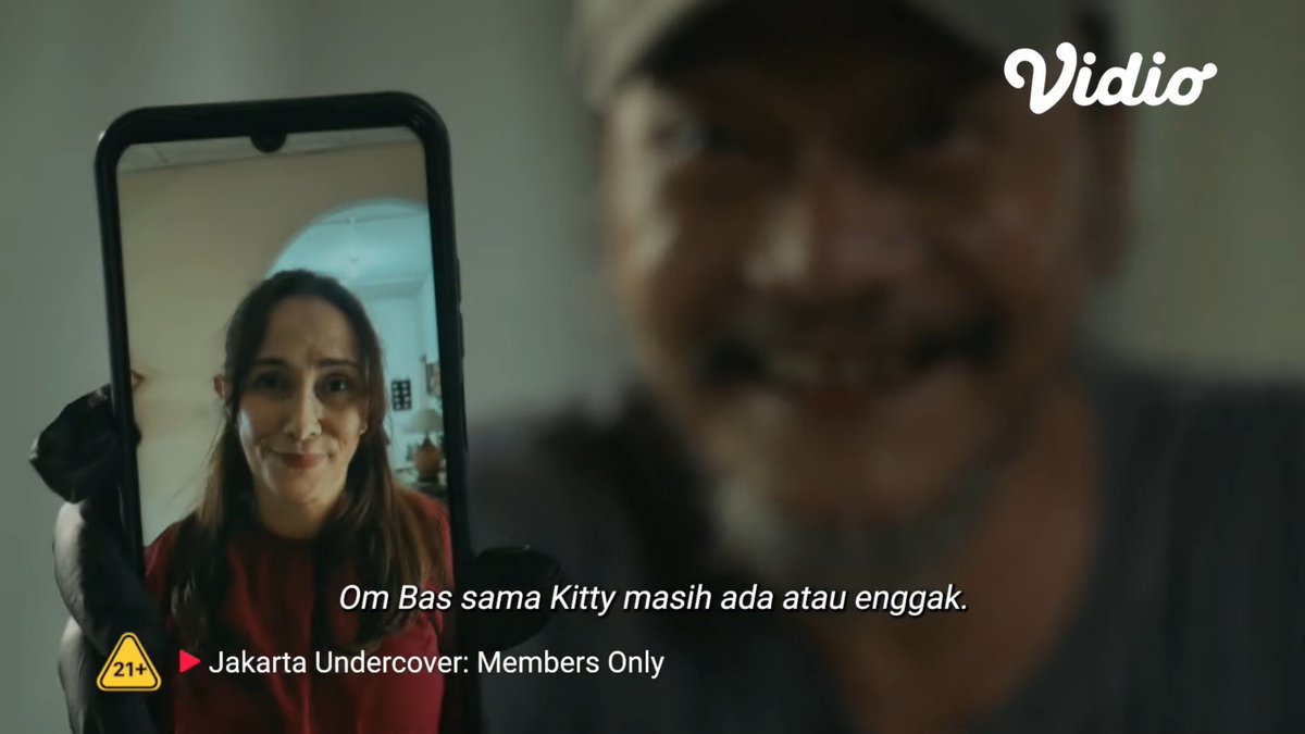 HabisNontonFilm's tweet photo. All out war-nya udah tersulut nih di eps 6 JAKARTA UNDERCOVER: MEMBER ONLY.

Sita ada di tengah2 konflik yg makin bahaya antara Golden Sunrise vs Safri Ali. Ngeri bgt bisa jd sasaran empuk buat ibunya diapa2in 😰

Masalahnya di Arian nih, obrolan dia sama bapaknya masih bikin... https://t.co/NY8EV6Zz5M