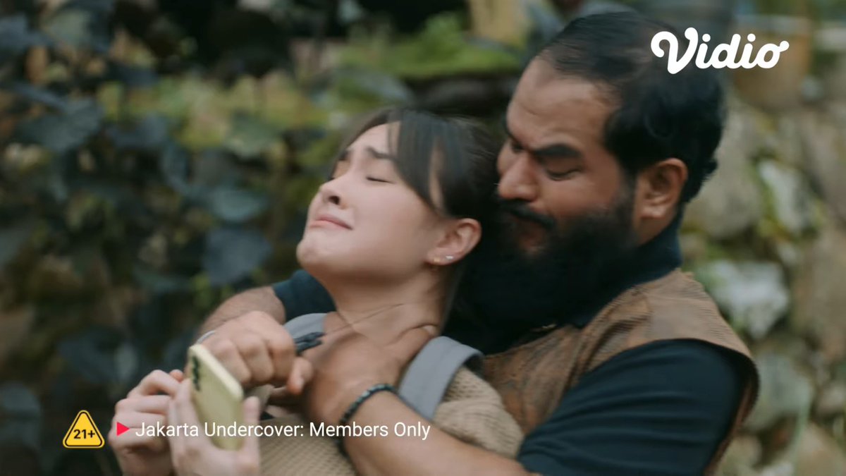 HabisNontonFilm's tweet photo. All out war-nya udah tersulut nih di eps 6 JAKARTA UNDERCOVER: MEMBER ONLY.

Sita ada di tengah2 konflik yg makin bahaya antara Golden Sunrise vs Safri Ali. Ngeri bgt bisa jd sasaran empuk buat ibunya diapa2in 😰

Masalahnya di Arian nih, obrolan dia sama bapaknya masih bikin... https://t.co/NY8EV6Zz5M