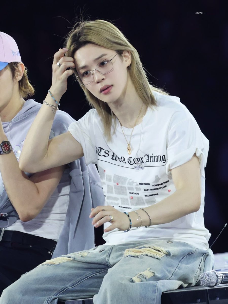 mimismelody's tweet photo. bitches on tiktok are saying jimin isn’t androgynous …. what the hell kind of universe are they living in https://t.co/eLFJajOfjM