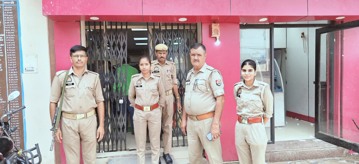 budaunpolice's tweet photo. #SSP @budaunpolice के निर्देशन में अपराध/अपराधियों पर नियंत्रण के दृष्टिगत #थाना_बिसौली पुलिस द्वारा #बैंक_चेकिंग अभियान चलाकर बैंक/एटीएम तथा आस-पास संदिग्ध व्यक्ति/वाहनों की चेकिंग की गई, बैंक सुरक्षा ड्यूटी पर लगे सुरक्षाकर्मियों को आवश्यक दिशा-निर्देश दिये। https://t.co/3306tHnCJp