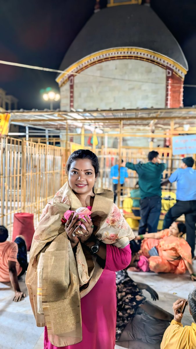 NishaGumla's tweet photo. सरना स्थल एवं मंदिर कहता है - तू जैसे है वैसे आ..!! चर्च कहता है - पहले मेरे जैसा बन फिर आ।

अब तय तुम्हें करना है, धर्म चाहिए या जाल?
सरना स्थल एवं मंदिर द्वार पर जात नहीं पूछी जाती, प्रसाद में शर्त नहीं रखी जाती, ये बाजार नहीं, ये संस्कार है।
जहाँ प्रसाद लेने के लिए अपना धर्म छोड़ना पड़े, समझ लेना वो प्रसाद नहीं, सौदा है।
चर्च के दलालों से सावधान रहें।

 जय धर्मे!हर हर महादेव!!🌿🏳🚩🇦🇹🙏✊️🔥
#delisting #converted #muslim #christian #diku #save #adivasi #sarna #tribal #nature #lovers #naturelovers #jharkhand #india